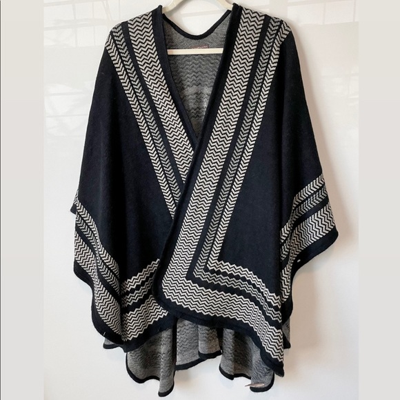 Vintage style sweater poncho - Picture 2 of 5